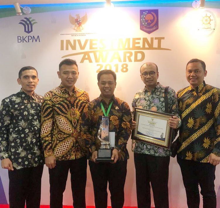 1532920720-RiauBertuah co-Kepala DPMPTSP Kota Pekanbaru, Muhammad Jamil (tengah), saat menerima Investment Award yang diberikan BKPM RI