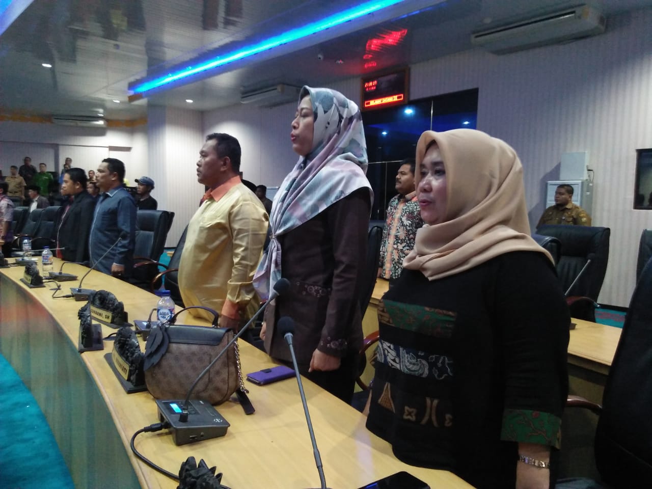 1542093882-RiauBertuah co-Terlihat Anggota DPRD Kampar, Reni Santi, Hj, Hermiati, Harsono Saat Menyanyikan Lagu Indonesia Raya