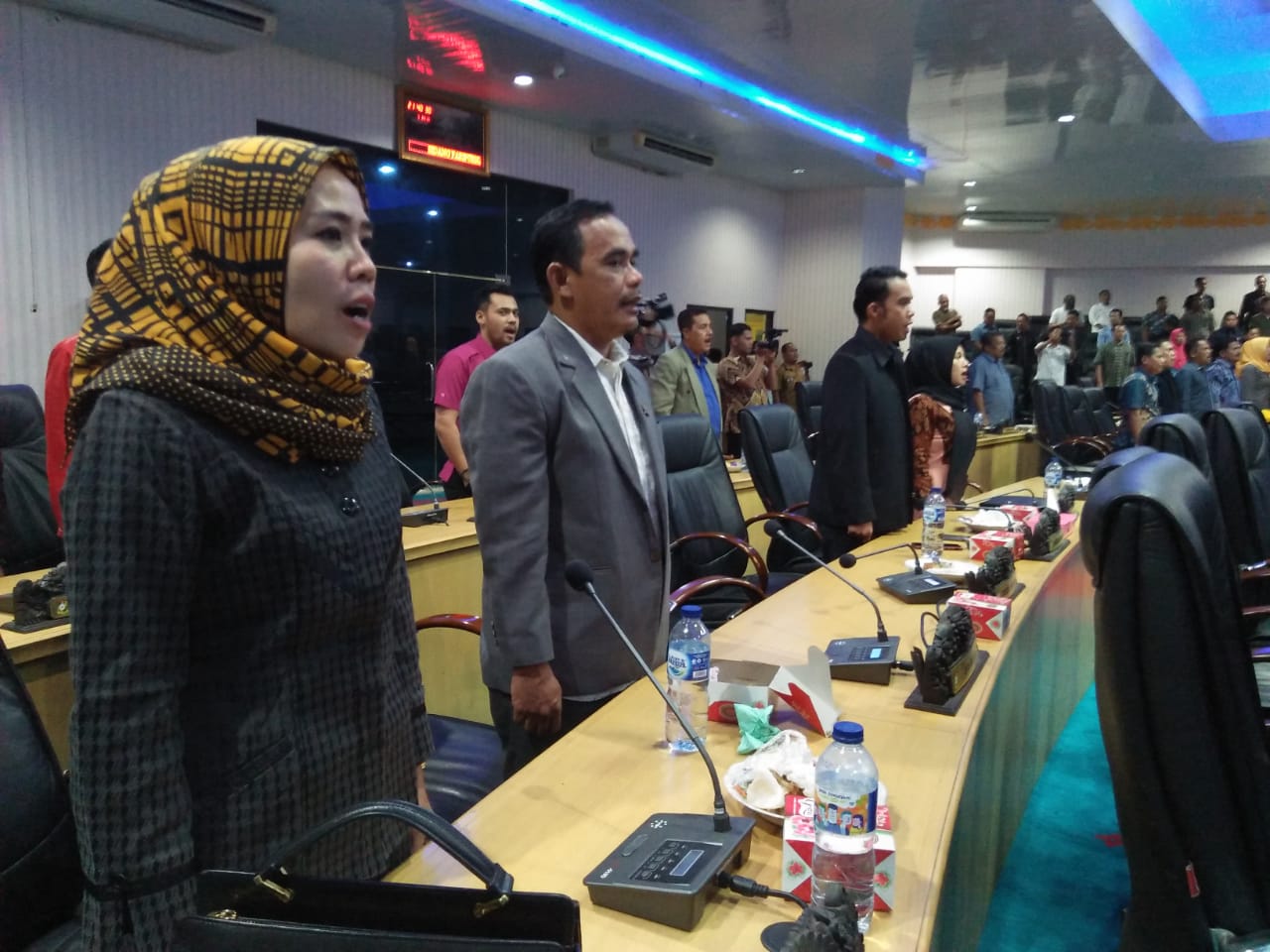 1543303116-RiauBertuah co-Beberapa Anggota DPRD Kampar Saat Menyanyikan Lagu Indonesia Raya Pada Pembukaan Rapat Paripurna