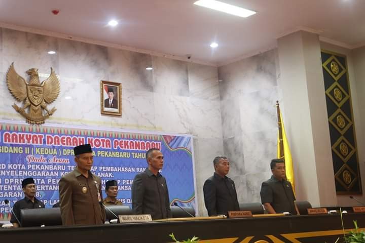 1564804197-RiauBertuah co-Pimpinan sidang paripurna Ranperda Kota Pekanbaru tentang penyelenggaraan Kota Layak Anak nyanyikan lagu Indonesia Raya