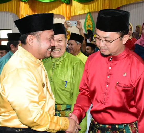 1584591880-RiauBertuah co-Bupati Kampar menyalami anggota DPR RI Dapil Riau H Syahrul Aidi Maazat